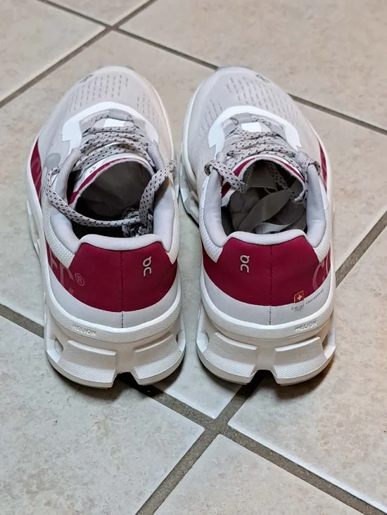 On Cloud Running Women's Cloudmonster shoes - Ivory/Grenadine - Wmn's sz 7 - Picture 5 of 9